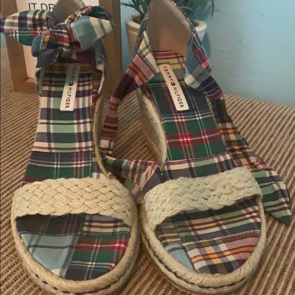 NWOT 🏷 Tommy Hilfigar Plaid Wedge Espadrilles.